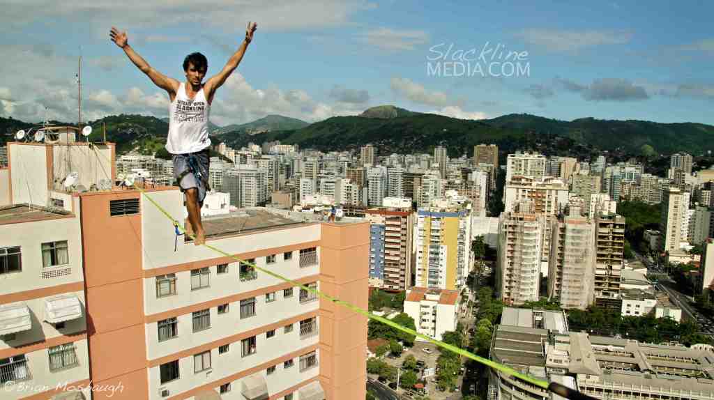 Marcio Cardoso getting the first Brazilian crossing of Niteroi's new urban highline